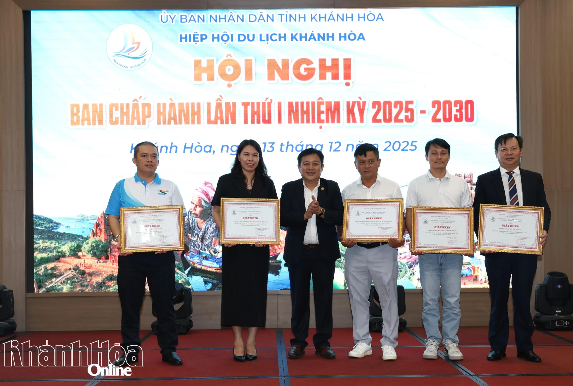 Mr. Pham Minh Nhut - Chairman of the Khanh Hoa Tourism Association, presented awards to units that made significant contributions in supporting people affected by floods and heavy rains.