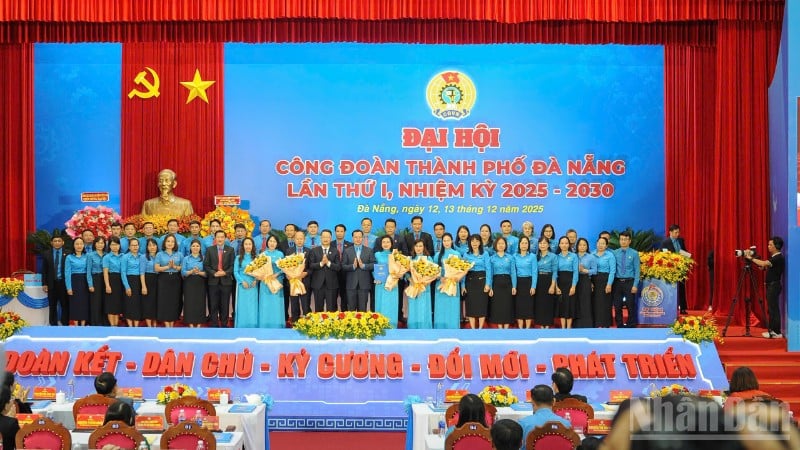 គណៈកម្មាធិការប្រតិបត្តិនៃសហជីពពាណិជ្ជកម្មទីក្រុងដាណាំង អាណត្តិទី I ឆ្នាំ ២០២៥-២០៣០ ត្រូវបានណែនាំនៅក្នុងសមាជ។