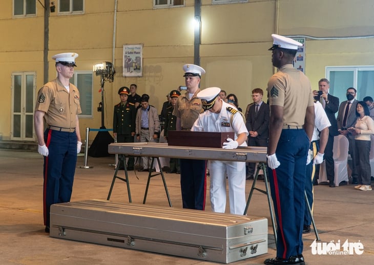 ការដឹកជញ្ជូនអដ្ឋិធាតុទាហានអាមេរិកដែលបាត់ខ្លួនក្នុងអំឡុងសង្គ្រាម - រូបថតទី ៤។ hài cốt lính Mỹ - Ảnh 4.