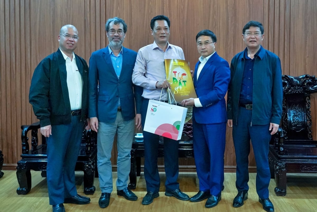 Die Delegation unter der Leitung des stellvertretenden Chefredakteurs Le Xuan Dung arbeitete mit dem Landwirtschafts- und Umweltministerium der Provinz Tuyen Quang zusammen. Foto: Bao Thang. Đoàn công tác do Phó Tổng Biên tập Lê Xuân Dũng làm trưởng đoàn làm việc với Sở Nông nghiệp và Môi trường Tuyên Quang. Ảnh: Bảo Thắng.