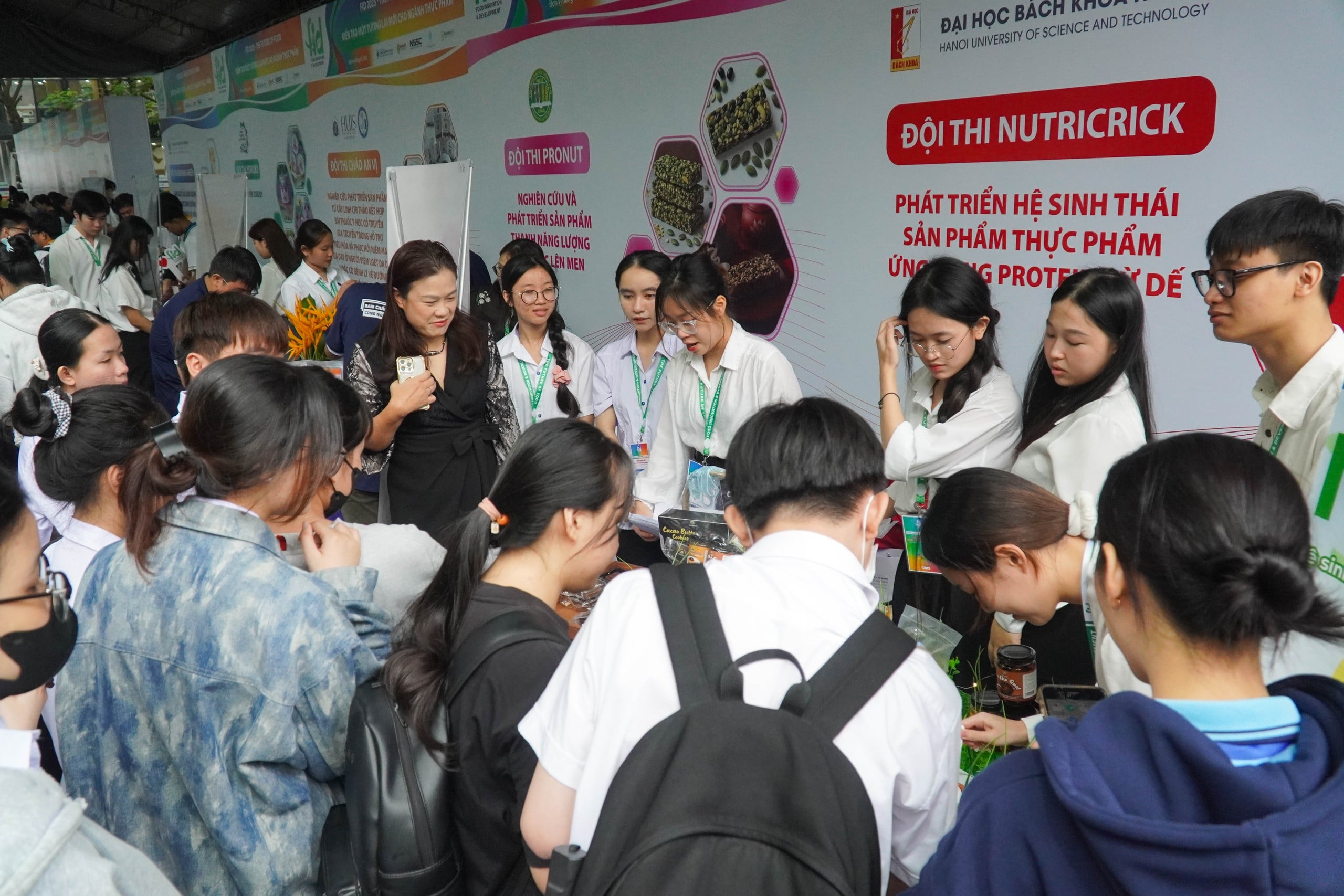 Sinh viên chen chân thử giò chả, kho quẹt, bánh quy làm từ dế  - Ảnh 1.