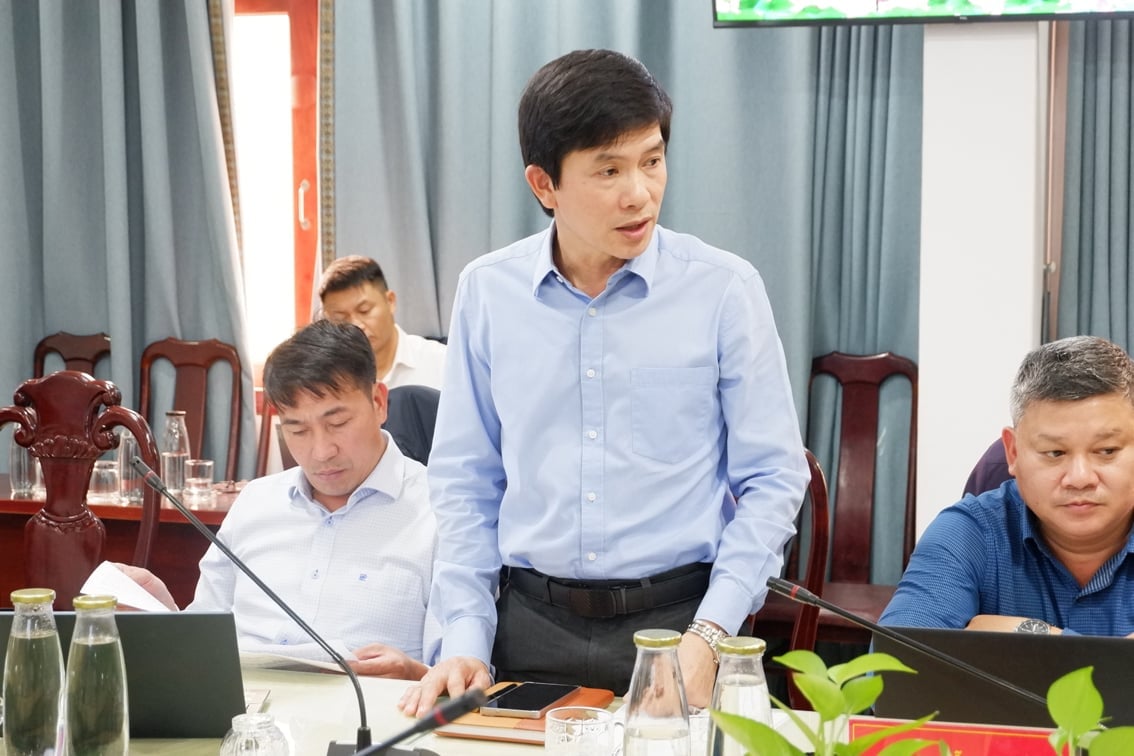 Bapak Dao Quang Minh, Kepala Sub-Dinas Perikanan dan Urusan Kelautan, memberikan laporan pada konferensi tersebut. Foto: Tuan Tran. Ông Đào Quang Minh, Chi cục trưởng Chi cục Thủy sản và Biển đảo báo cáo tại hội nghị. Ảnh: Tuấn Trần.