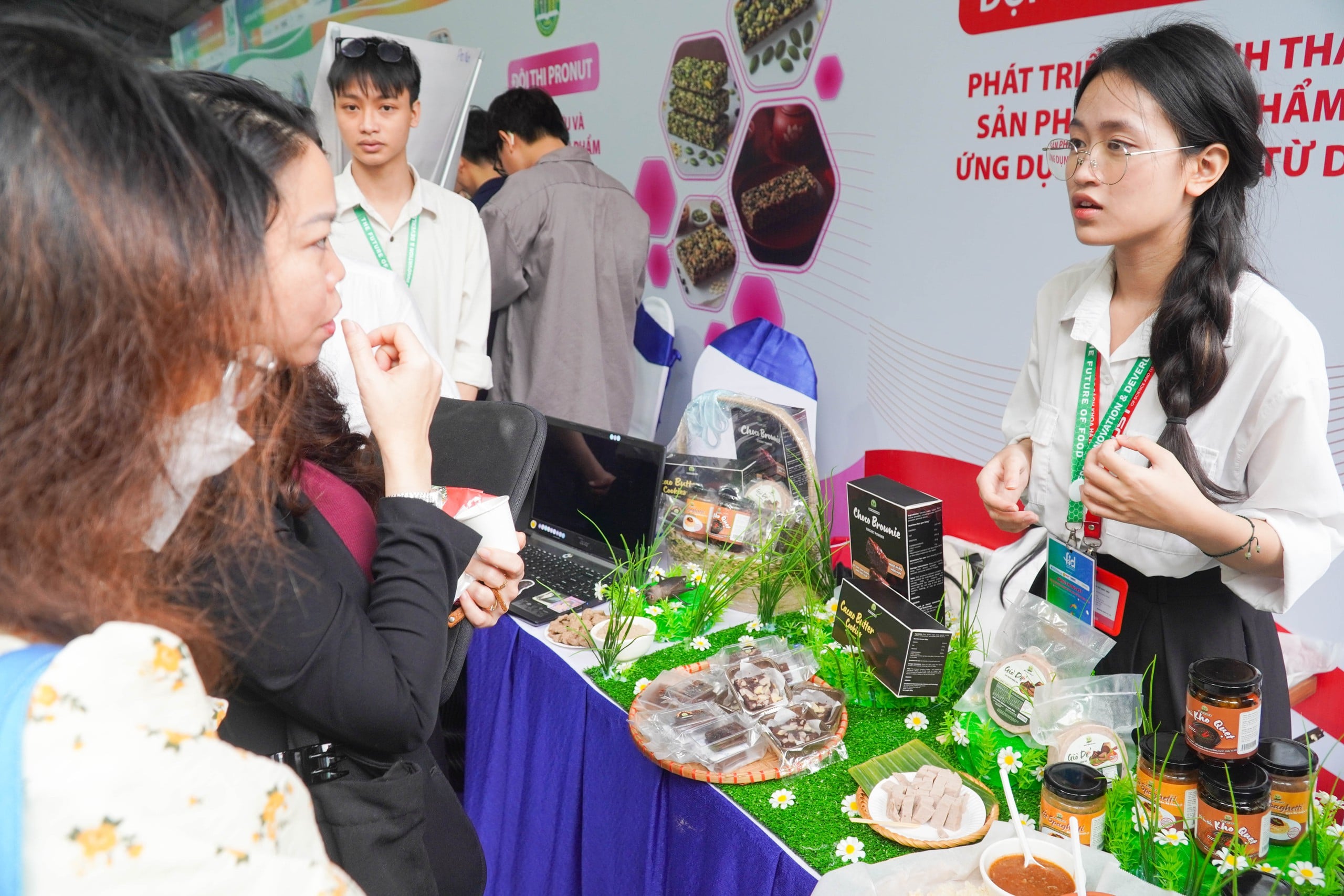 Sinh viên chen chân thử giò chả, kho quẹt, bánh quy làm từ dế  - Ảnh 2.