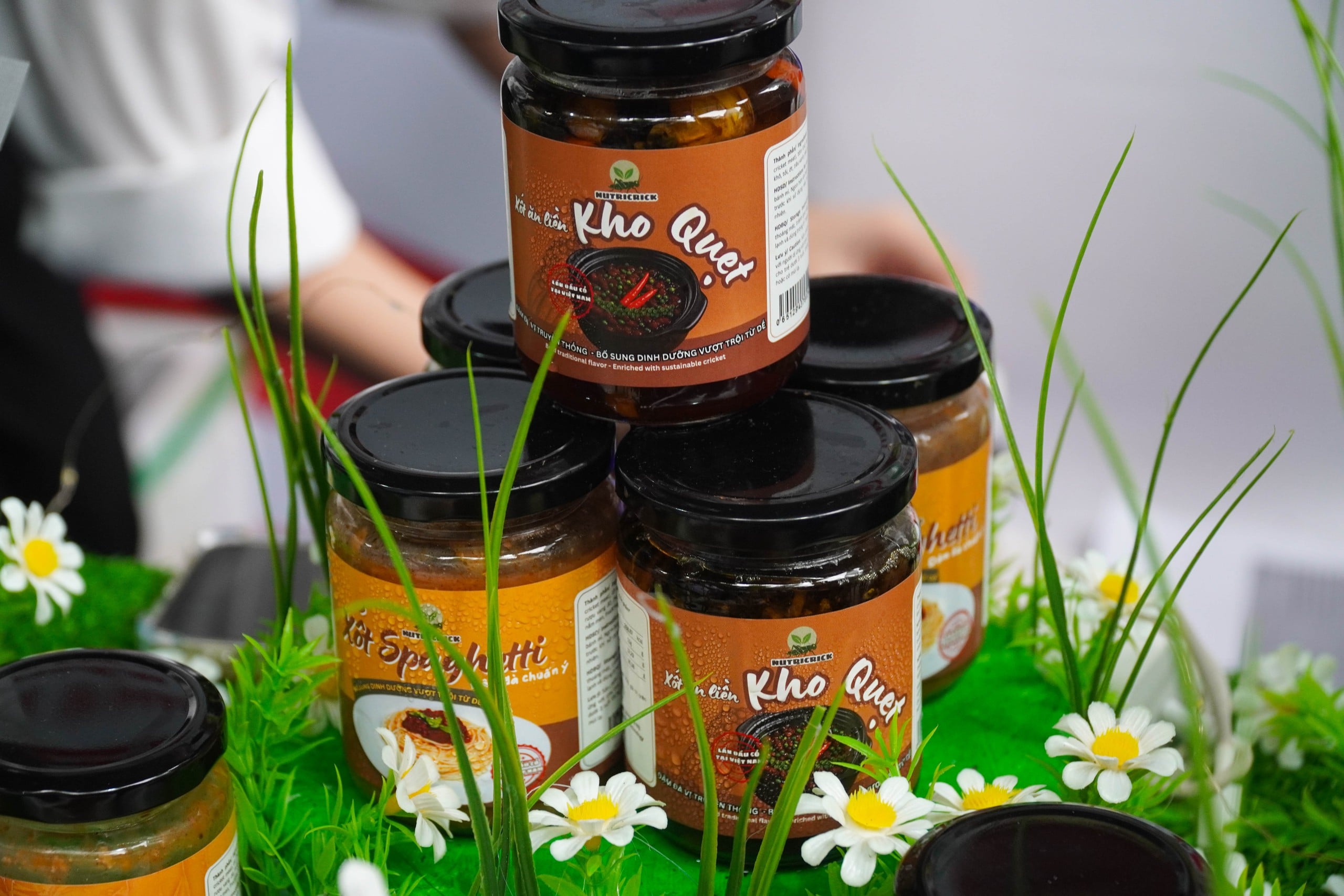 Sinh viên chen chân thử giò chả, kho quẹt, bánh quy làm từ dế  - Ảnh 3.