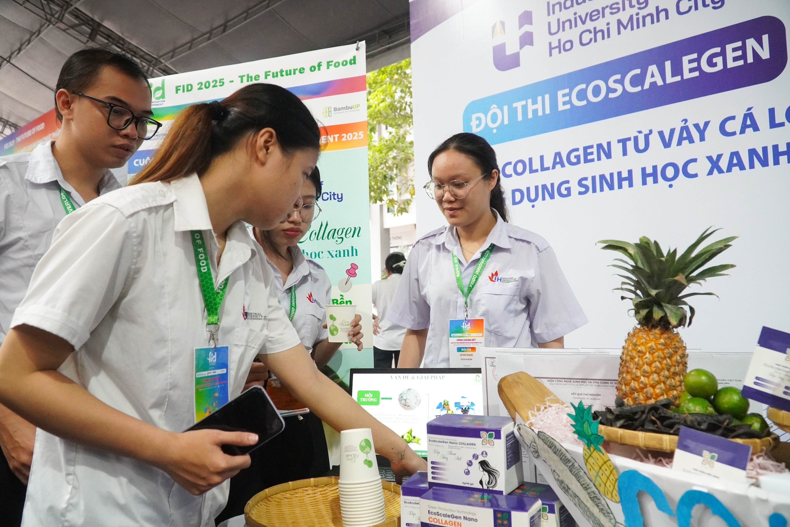 Sinh viên chen chân thử giò chả, kho quẹt, bánh quy làm từ dế  - Ảnh 5.