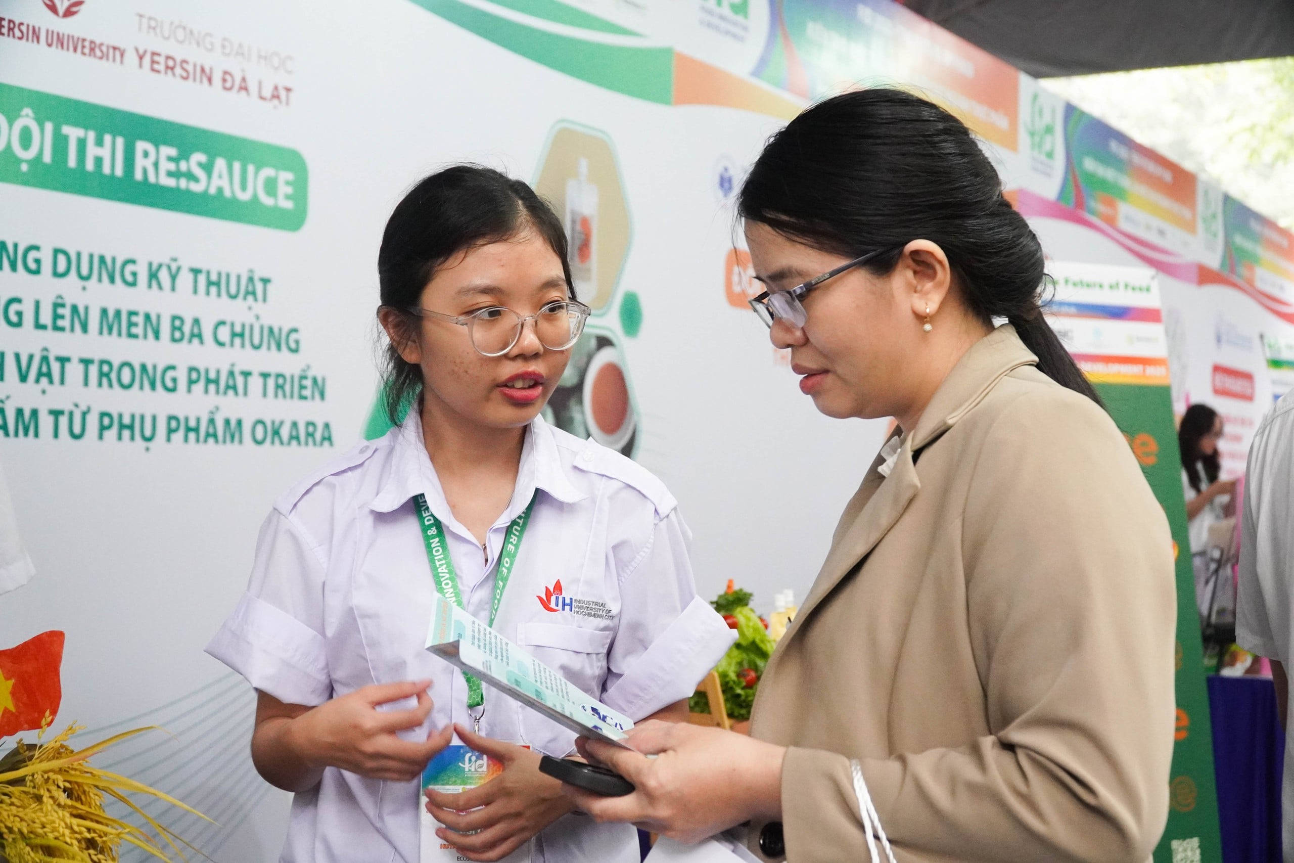 Sinh viên chen chân thử giò chả, kho quẹt, bánh quy làm từ dế  - Ảnh 6.