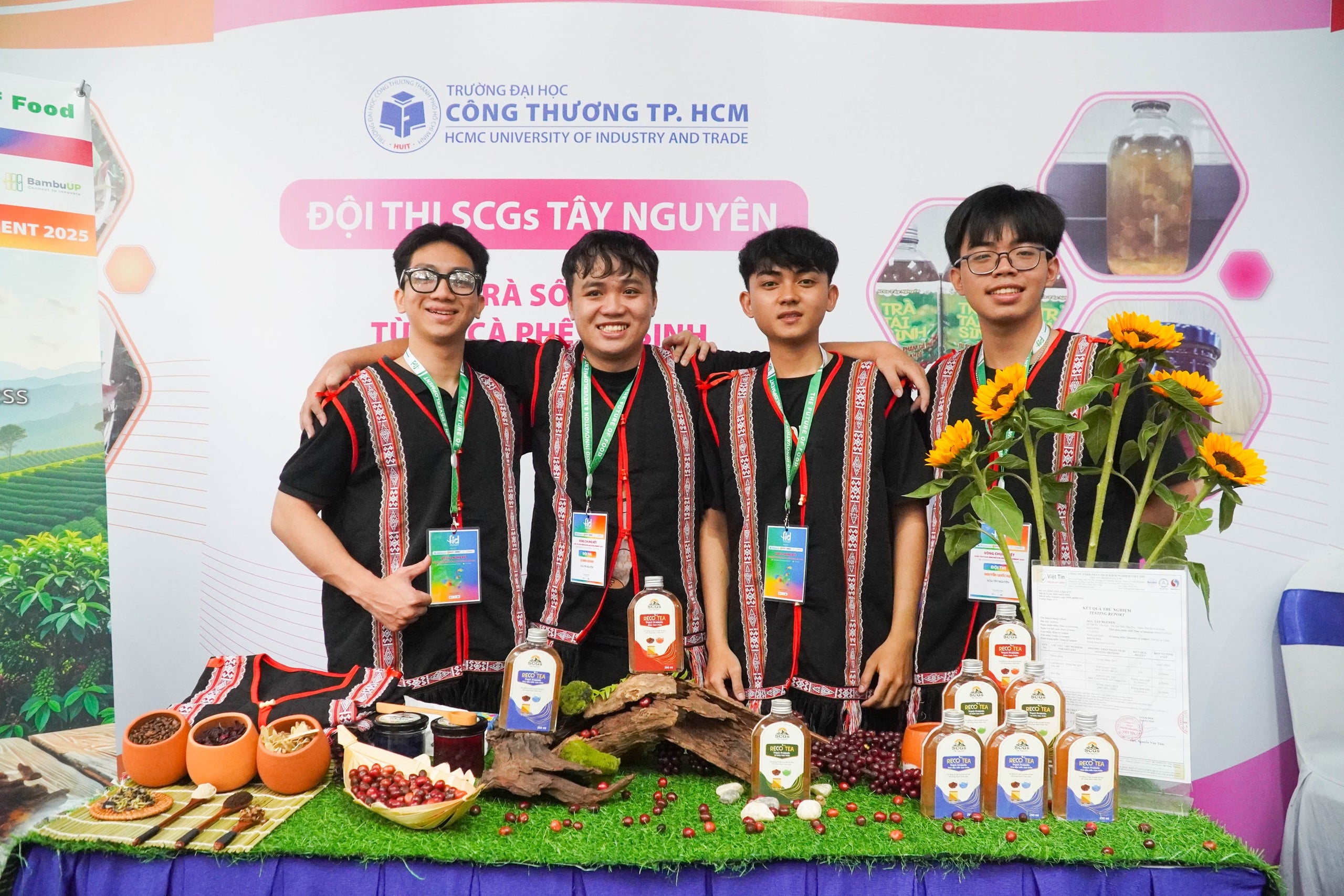 Sinh viên chen chân thử giò chả, kho quẹt, bánh quy làm từ dế  - Ảnh 7.