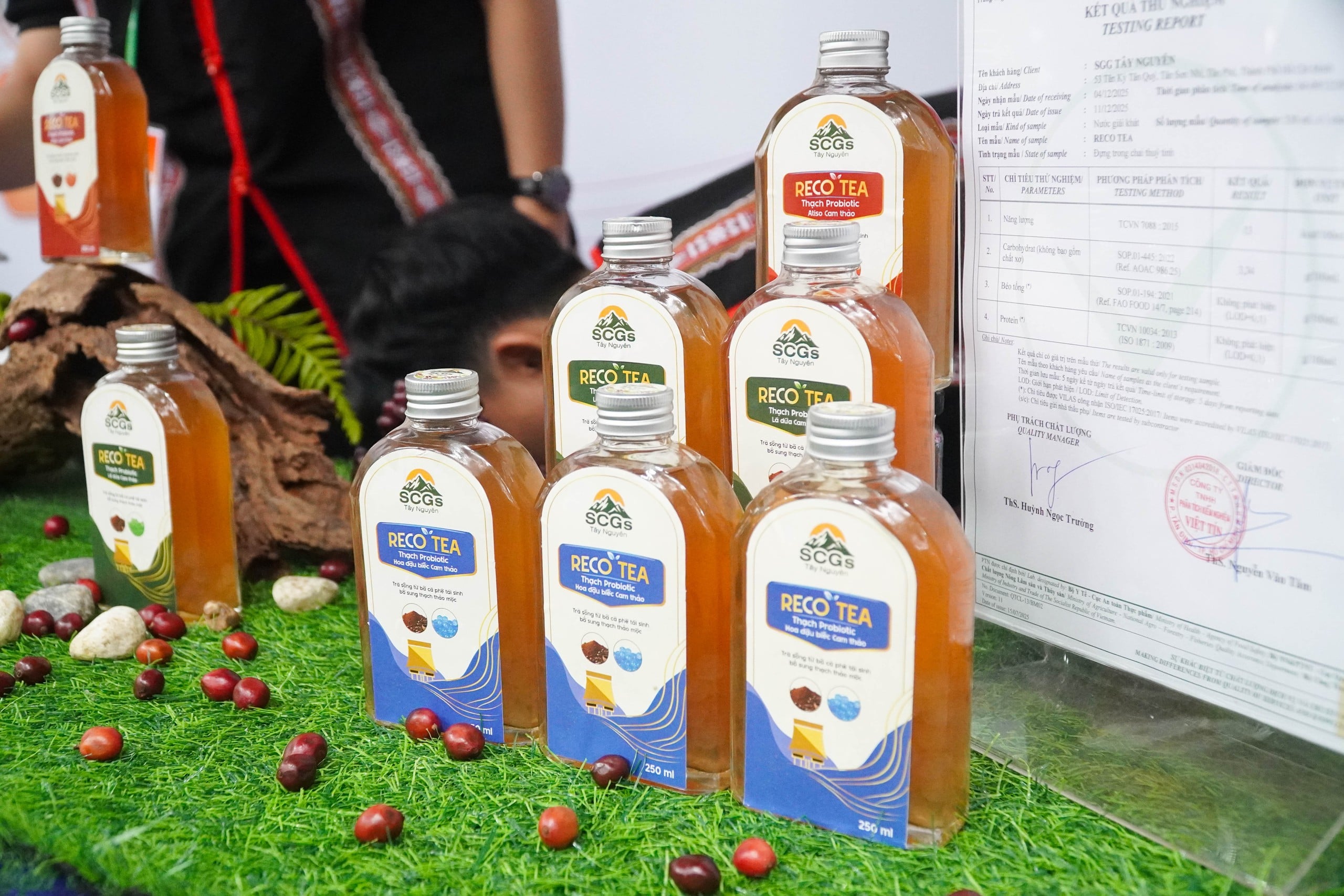 Sinh viên chen chân thử giò chả, kho quẹt, bánh quy làm từ dế  - Ảnh 8.