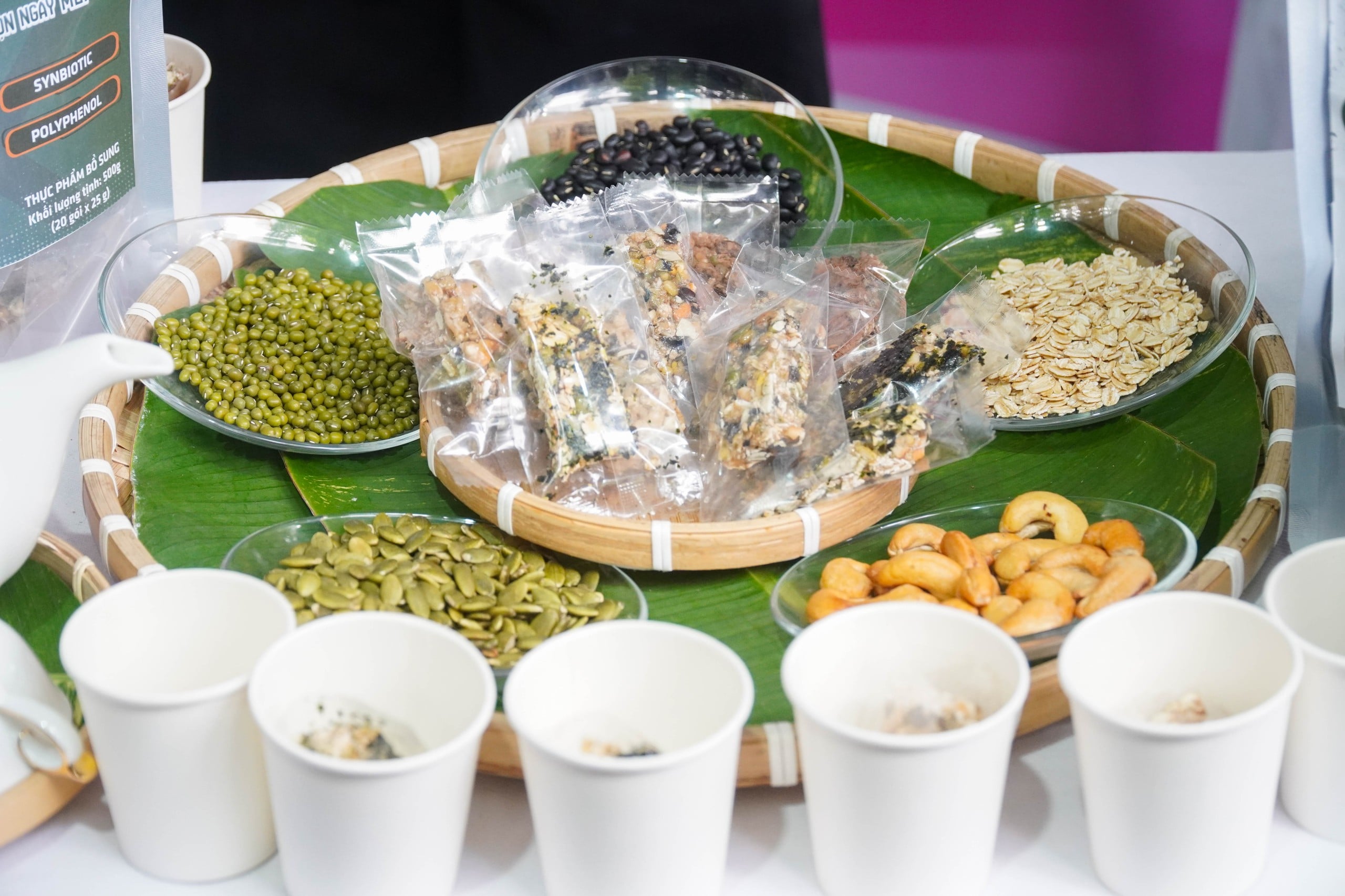 Sinh viên chen chân thử giò chả, kho quẹt, bánh quy làm từ dế  - Ảnh 11.