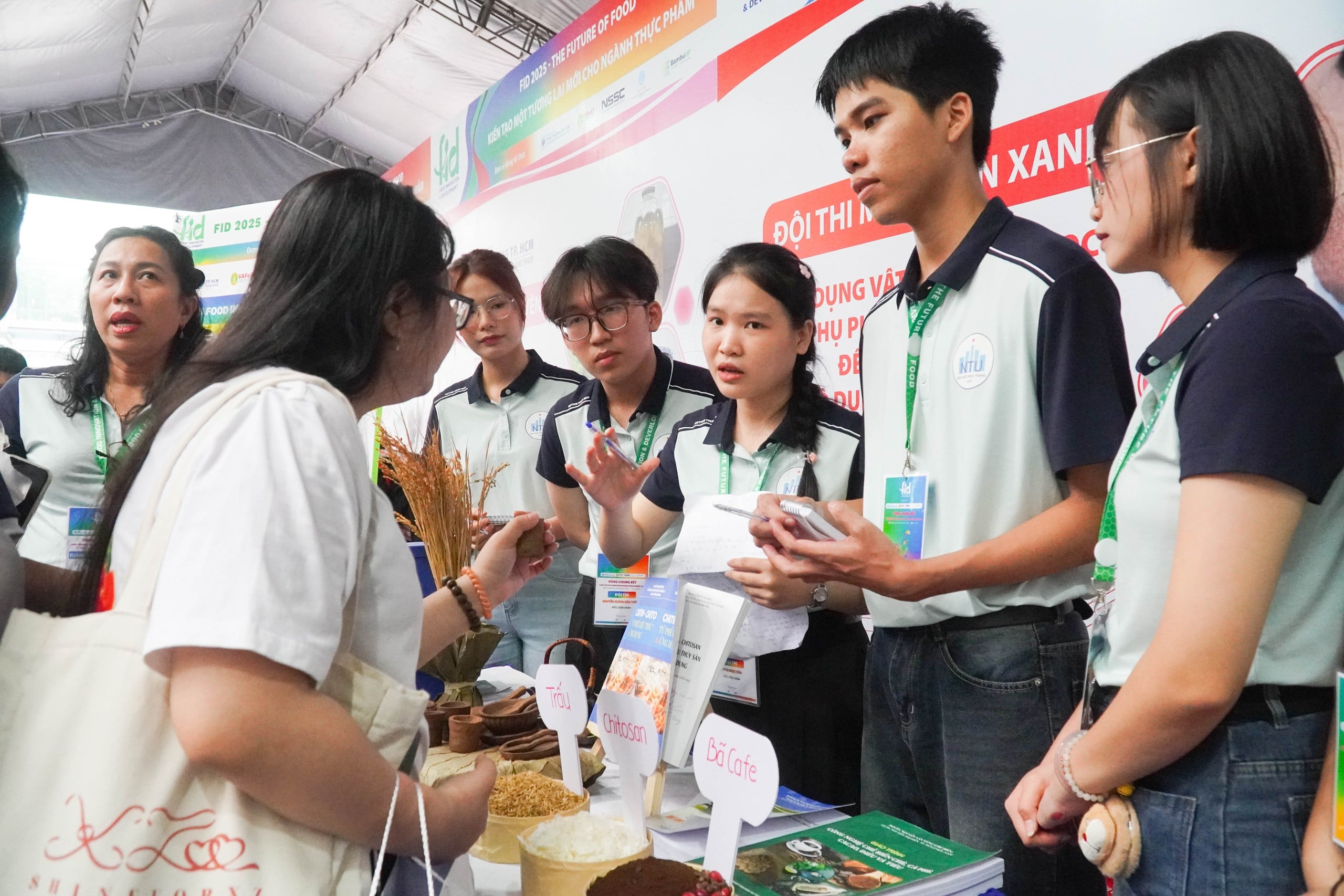 Sinh viên chen chân thử giò chả, kho quẹt, bánh quy làm từ dế  - Ảnh 13.