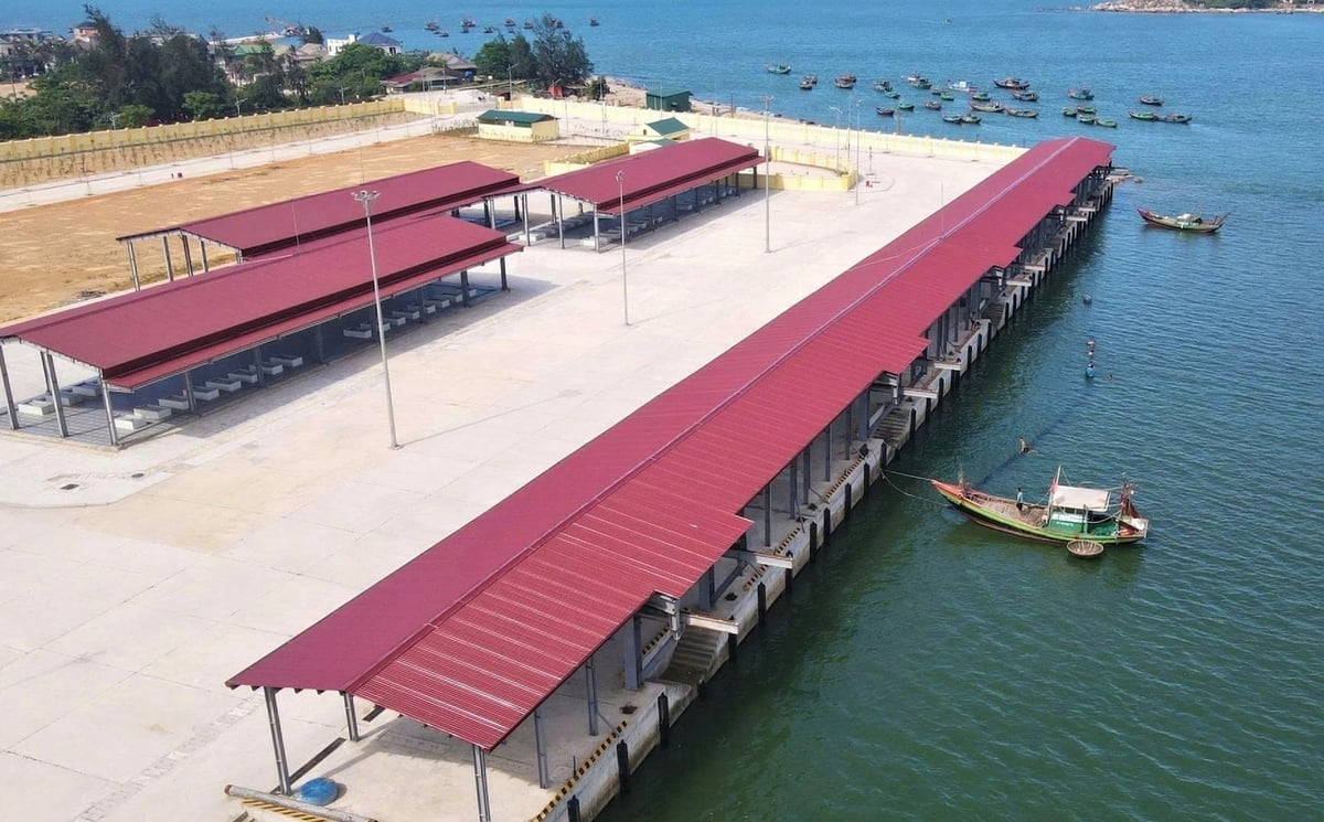 ການປະກາດເປີດທ່າເຮືອຫາປາ ກວ໋າເຍືອງ ເປັນຈຸດຫັນປ່ຽນທີ່ສຳຄັນ, ປະກອບສ່ວນເຂົ້າໃນການປະສານງານໂຄງສ້າງພື້ນຖານການຫາປາ ແລະ ຊ່ວຍໃຫ້ຊາວປະມົງສາມາດອອກສູ່ທະເລໄດ້ງ່າຍຂຶ້ນ. ພາບ: ຮຸ່ງຟຸກ. Việc công bố mở cảng cá Cửa Nhượng tạo bước chuyển mình, góp phần đồng bộ hạ tầng nghề cá, giúp ngư dân vươn khơi bám biển thuận lợi. Ảnh: Hưng Phúc.