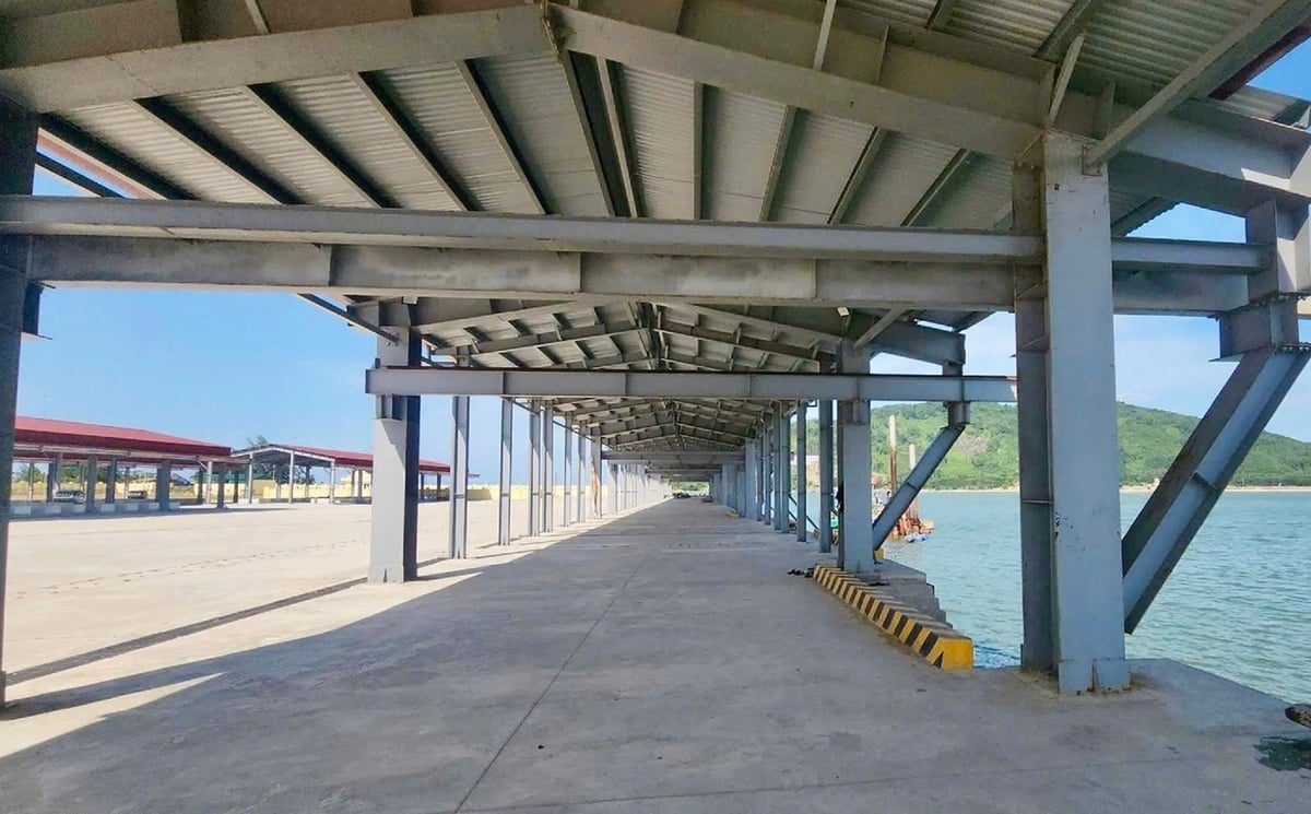 ທ່າເຮືອຫາປາ ກວ໋າຍເຍືອງ ສາມາດຮອງຮັບກຳປັ່ນທີ່ມີກຳລັງແຮງມ້າສູງເຖິງ 400 ແຮງມ້າ, ພ້ອມດ້ວຍກຳລັງການຈອດເຮືອ 100 ລຳຕໍ່ມື້. ພາບ: ຮຸ່ງຟຸກ. Cảng cá Cửa Nhượng có khả năng tiếp nhận tàu có công suất lên đến 400CV, năng lực cập tàu đạt 100 lượt/ngày. Ảnh: Hưng Phúc.