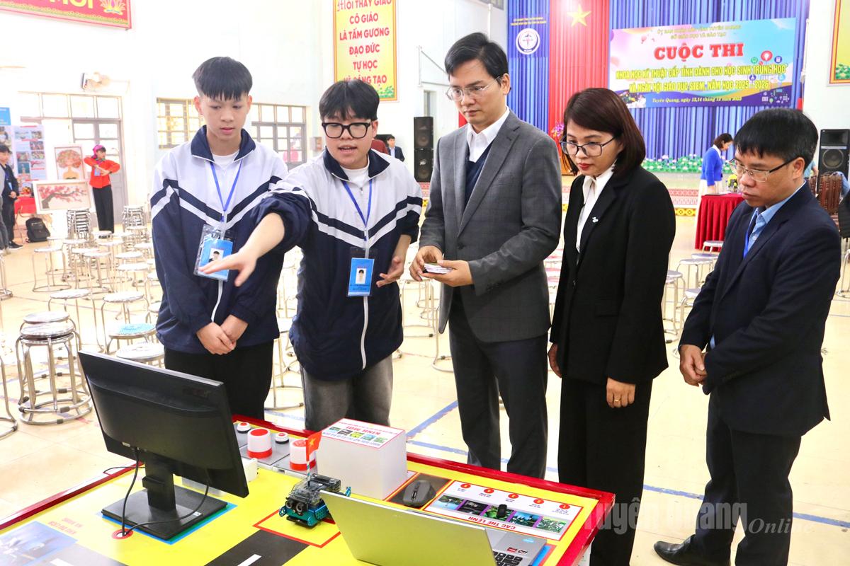Pelajar-pelajar dari Sekolah Menengah Yen Minh di komune Yen Minh telah membentangkan projek mereka kepada para perwakilan.