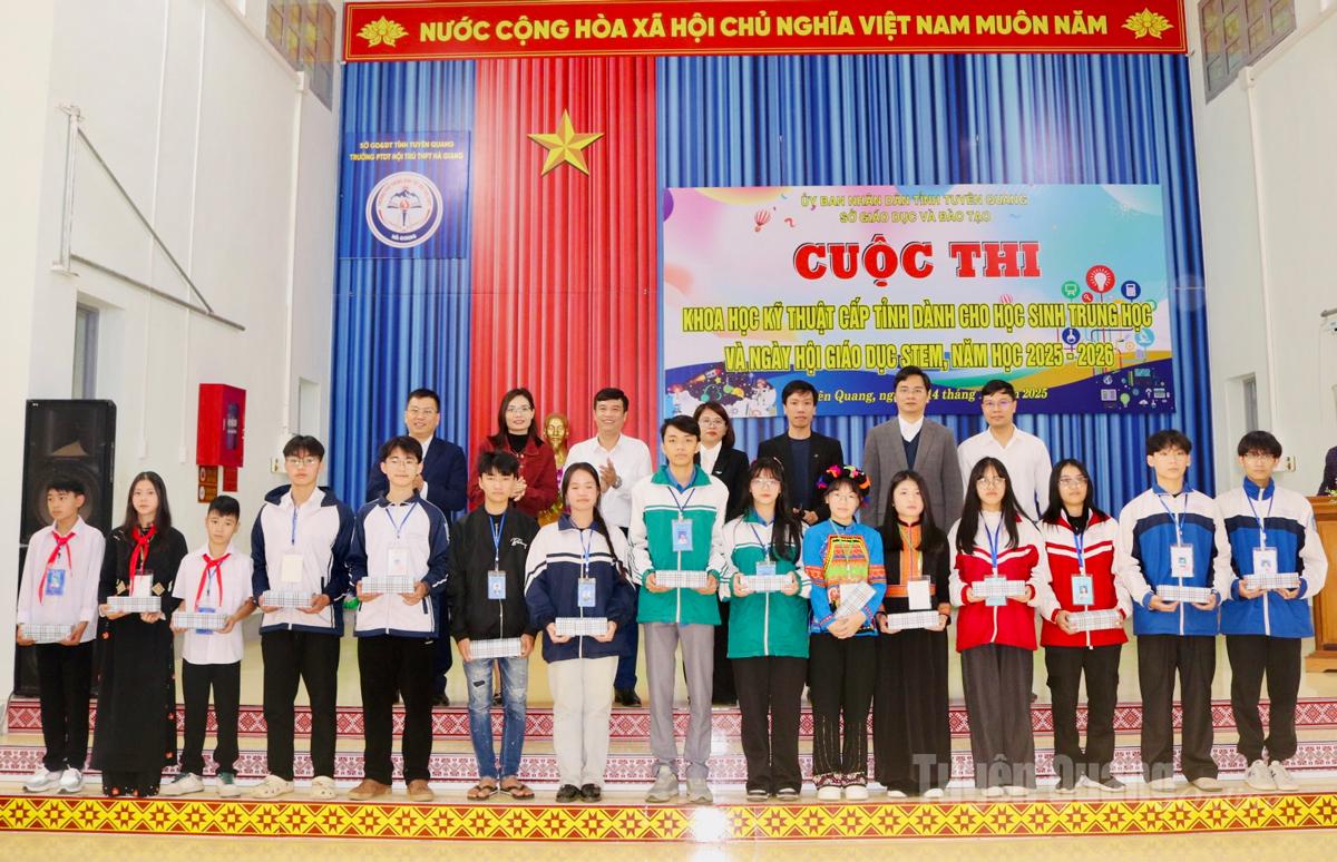 Para peserta menyampaikan cenderahati kenang-kenangan kepada para pelajar yang menyertai pertandingan tersebut.