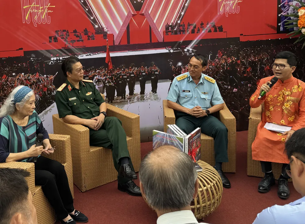 Guests interacting at the program (From left to right: Ms. Tran To Nga – Victim of Agent Orange/dioxin, Major General Nguyen Hong Son – Associate Professor, Doctor of Science, Lieutenant Colonel, Pilot Dang Dinh Kien – Deputy Chief of Staff).