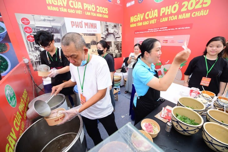 នៅថ្ងៃបុណ្យផូដ៏មមាញឹក ភោជនីយដ្ឋានជាច្រើនបានញ៉ាំផូអស់ក្នុងរយៈពេលប៉ុន្មានម៉ោង - រូបថតទី 1។ Ngày của Phở - Ảnh 1.