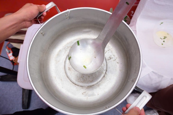 នៅថ្ងៃបុណ្យផូដ៏មមាញឹក ភោជនីយដ្ឋានជាច្រើនបានញ៉ាំផូអស់ក្នុងរយៈពេលប៉ុន្មានម៉ោង - រូបថតទី 2។ Ngày của Phở - Ảnh 2.