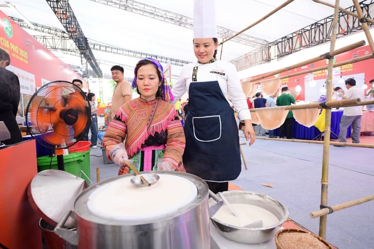 នៅថ្ងៃបុណ្យផូដ៏មមាញឹក ភោជនីយដ្ឋានជាច្រើនបានញ៉ាំផូអស់ក្នុងរយៈពេលប៉ុន្មានម៉ោង - រូបថតទី 3។ Phở cháy hàng, nhiều quầy 'treo nồi', đợi nồi nước lèo sau - Ảnh 3.