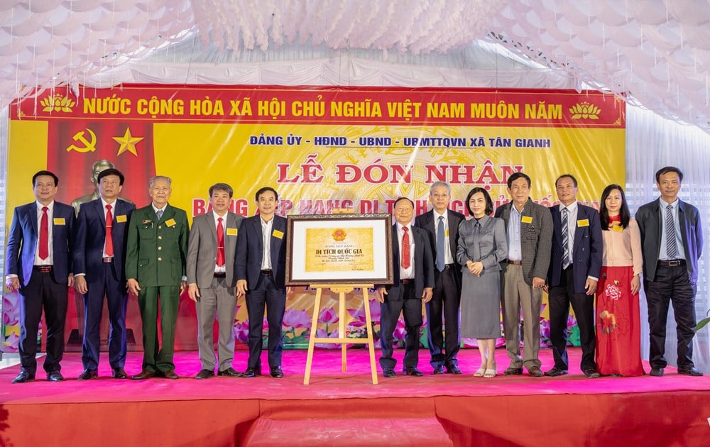 Đón nhận Bằng xếp hạng Di tích lịch sử quốc gia 'Đền Song Trung và lăng mộ Hoàng Vĩnh Tộ, Hoàng Vĩnh Dụ' - ảnh 6