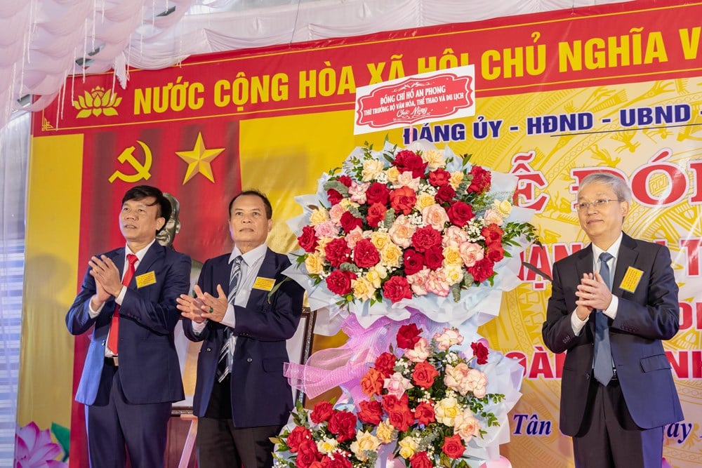 Đón nhận Bằng xếp hạng Di tích lịch sử quốc gia 'Đền Song Trung và lăng mộ Hoàng Vĩnh Tộ, Hoàng Vĩnh Dụ' - ảnh 5