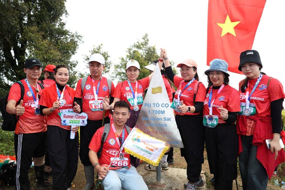 Πάνω από 1.250 αθλητές κατέκτησαν την κορυφή του βουνού Pu Tó Cọ και εξερεύνησαν τη λεκάνη Mường Thanh - φωτογραφία 5