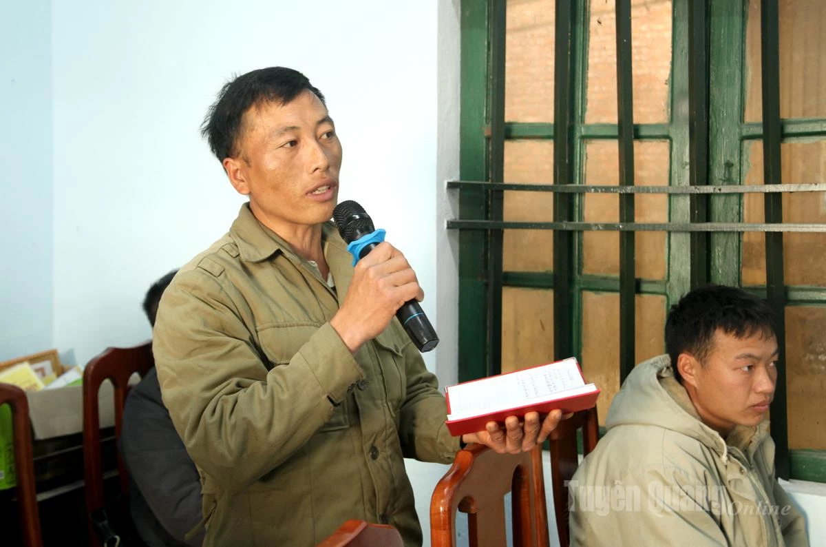 Para pemilih di komune Can Ty menyampaikan permintaan pada pertemuan konsultasi pemilih.