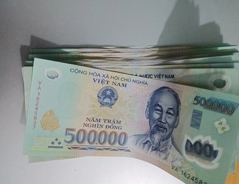 Setelah menemukan uang sebesar 30 juta VND, seorang warga meminta polisi untuk mencari dan mengembalikannya kepada pemiliknya.