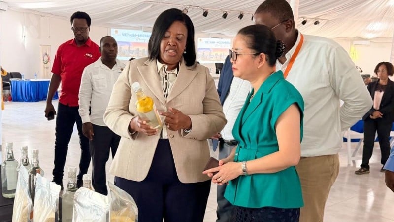 Ο κυβερνήτης της επαρχίας Μαργκαρίντα, Τσόνγκο, παρουσιάζει ορισμένα τοπικά προϊόντα στον πρέσβη Τραν Θι Θιν. (Φωτογραφία: Πρεσβεία του Βιετνάμ στη Μοζαμβίκη)