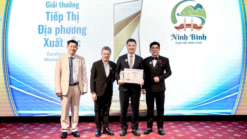 មន្ទីរទេសចរណ៍ខេត្តនិញប៊ិញបានទទួលពានរង្វាន់ទីផ្សារក្នុងស្រុកឆ្នើមនៅក្នុងពិធីប្រគល់រង្វាន់។