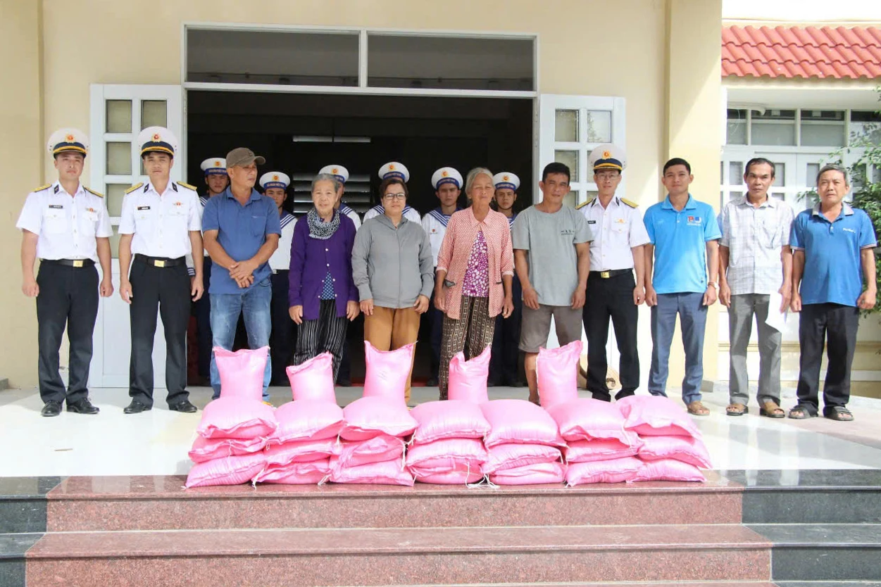 Representantes da brigada e empresas entregaram presentes à população local.