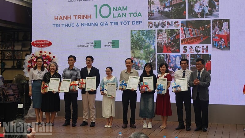 תעודות הוענקו לסופרים שכתבו מאמרים מצוינים על רחוב הספרים. (צילום: לינה באו)