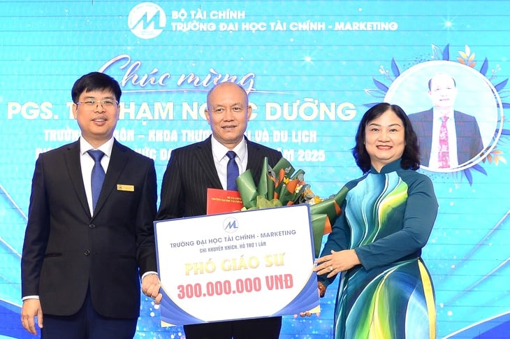 Nhiều trường đại học thưởng hàng trăm triệu đồng cho tân giáo sư, phó giáo sư - Ảnh 1.