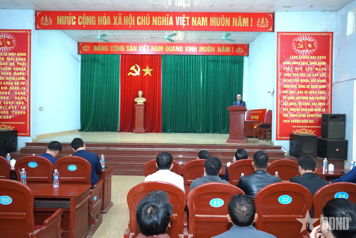 ទិដ្ឋភាពនៃកិច្ចប្រជុំពិភាក្សាការងារ និងការផ្លាស់ប្តូរបទពិសោធន៍រវាងគណៈប្រតិភូមកពីឃុំសឺនវី (ខេត្តទុយនក្វាង) និងថ្នាក់ដឹកនាំឃុំង៉ុកត្រាវ (ខេត្តថាញ់ហ័រ)។