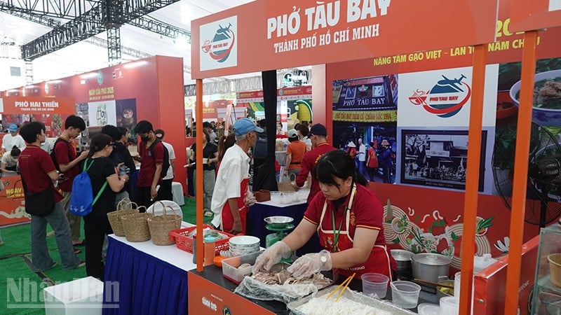 ម៉ាកហ្វ័រល្បីៗជាច្រើនបានចូលរួមក្នុងទិវាហ្វ័រ ឆ្នាំ ២០២៥។ (រូបថត៖ LINH BAO)។