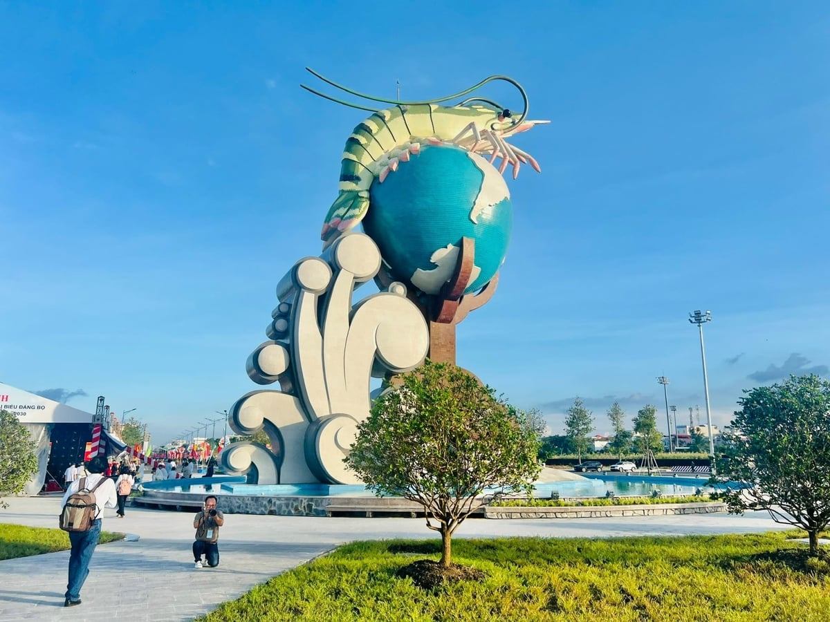 មន្ទីរកសិកម្ម និងបរិស្ថានខេត្តកាម៉ៅកំពុងរៀបចំ និងផ្តល់យោបល់យ៉ាងសកម្មលើការរៀបចំពិធីបុណ្យបង្គាលើកទី២ នៅឆ្នាំ២០២៦។ រូបថត៖ ត្រុងលីញ។ Sở Nông nghiệp và Môi trường Cà Mau chủ động chuẩn bị và tham mưu tổ chức Festival Tôm lần II năm 2026. Ảnh: Trọng Linh.