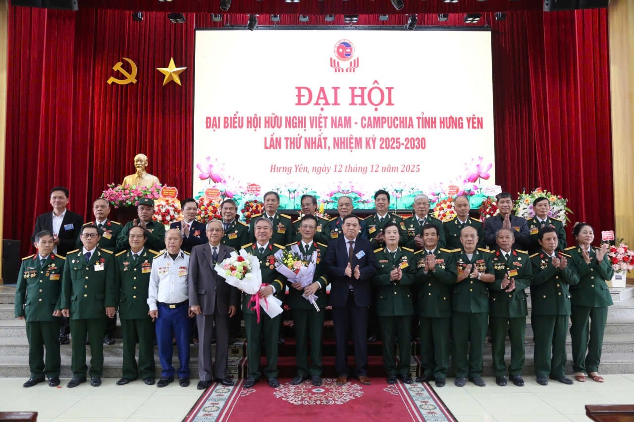 প্রতিনিধিরা ২০২৫-২০৩০ মেয়াদের জন্য হুং ইয়েন প্রদেশের ভিয়েতনাম-কম্বোডিয়া ফ্রেন্ডশিপ অ্যাসোসিয়েশনের কার্যনির্বাহী কমিটিকে অভিনন্দন জানিয়েছেন। Các đại biểu chúc mừng Ban Chấp hành Hội Hữu nghị Việt Nam - Campuchia tỉnh Hưng Yên, nhiệm kỳ 2025 - 2030.