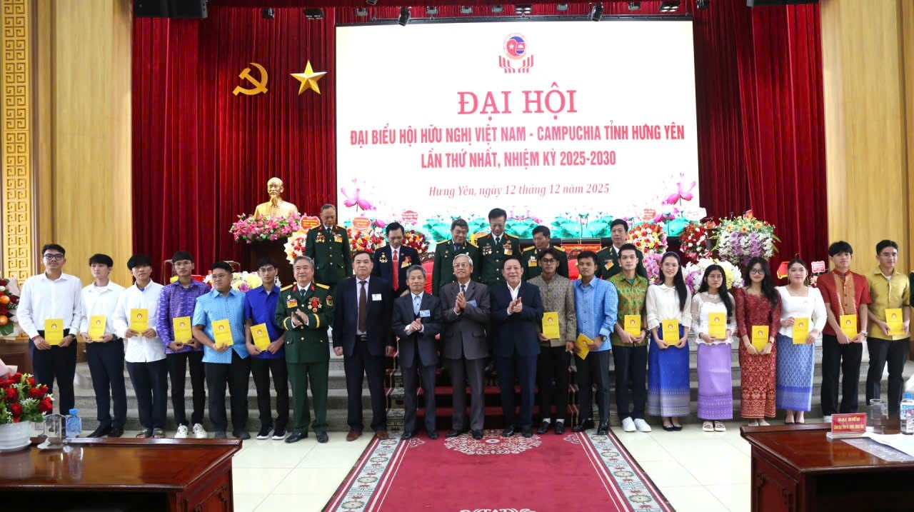 প্রদেশের ভিয়েতনাম-কম্বোডিয়া ফ্রেন্ডশিপ অ্যাসোসিয়েশন পনেরো জন কম্বোডিয়ান শিক্ষার্থীকে পৃষ্ঠপোষকতা করছে। 15 sinh viên Campuchia được Hội hữu nghị Việt Nam - Campuchia tỉnh đỡ đầu.