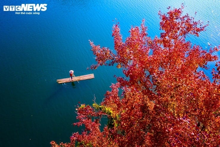 Η τεχνητή λίμνη στο Κάο Μπανγκ είναι τόσο ζωντανή όσο το ευρωπαϊκό φθινόπωρο όταν τα φύλλα αλλάζουν χρώμα - 4
