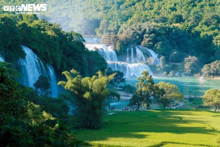 Η τεχνητή λίμνη στο Κάο Μπανγκ είναι τόσο ζωντανή όσο το ευρωπαϊκό τοπίο κατά τη διάρκεια της φθινοπωρινής περιόδου φυλλώματος - 11