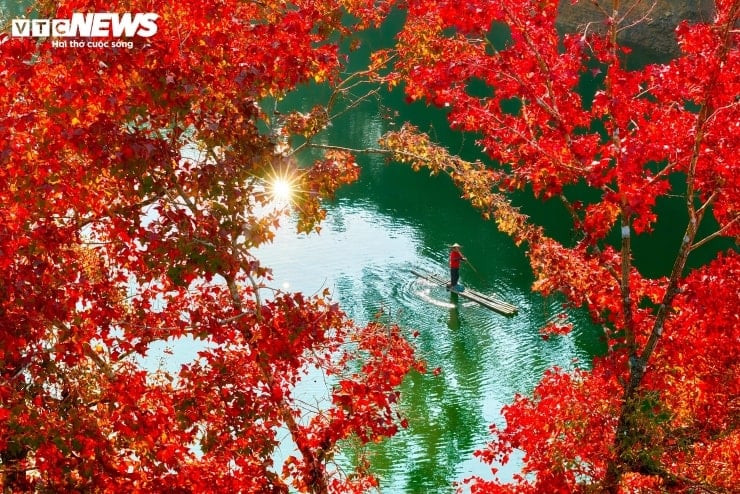A Cao Bang-i mesterséges tó az őszi lombkoronában olyan élénk, mint az európai táj - 3