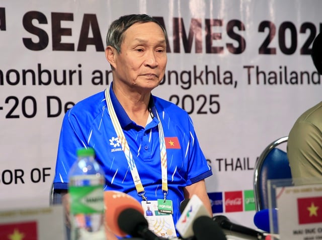 Antrenorul Mai Duc Chung se angajează într-o luptă aprigă a minții cu antrenorul japonez; Vietnamul este hotărât să învingă Indonezia: trebuie să ajungă în finală - Foto 2. HLV Mai Đức Chung đấu trí khốc liệt HLV Nhật Bản, Việt Nam quyết đả bại Indonesia: Phải vào chung kết- Ảnh 2.