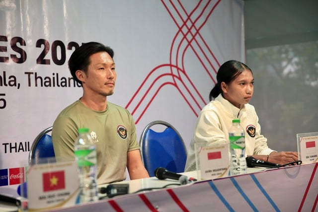 Antrenorul Mai Duc Chung se angajează într-o luptă aprigă a minții cu antrenorul japonez; Vietnamul este hotărât să învingă Indonezia: trebuie să ajungă în finală - Foto 5. HLV Mai Đức Chung đấu trí khốc liệt HLV Nhật Bản, Việt Nam quyết đả bại Indonesia: Phải vào chung kết- Ảnh 5.