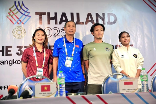 Antrenorul Mai Duc Chung se angajează într-o luptă aprigă a minții cu antrenorul japonez; Vietnamul este hotărât să învingă Indonezia: trebuie să ajungă în finală - Foto 6. HLV Mai Đức Chung đấu trí khốc liệt HLV Nhật Bản, Việt Nam quyết đả bại Indonesia: Phải vào chung kết- Ảnh 6.