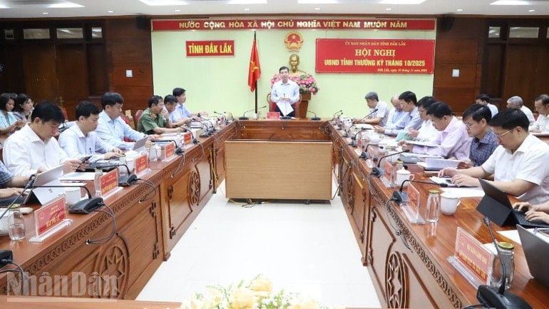 Vid ett nyligen hållet ordinarie möte med provinsens folkkommitté bad ordföranden för Dak Laks provinsiella folkkommitté, Ta Anh Tuan, berörda avdelningar att granska projekt för sociala bostäder i området och föreslog att antalet våningar skulle ökas för att spara mark. ndo_bl_img-7608-282.jpg