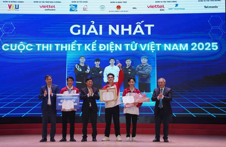 A equipe IDS PTIT conquistou o primeiro lugar na rodada final da Competição de Design Eletrônico do Vietnã (VEDC) 2025. (Foto: Comitê Organizador)