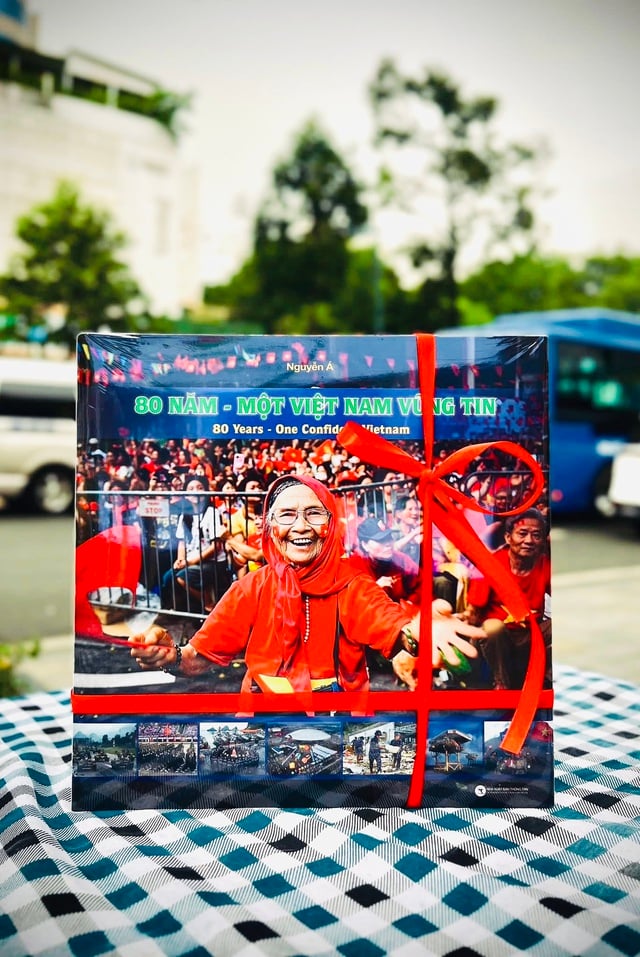 ង្វៀន អេ បន្តរឿងរ៉ាវសន្តិភាពជាមួយ '៨០ ឆ្នាំ - វៀតណាមដែលមានទំនុកចិត្ត' - រូបថតទី ៣។ Nguyễn Á kể tiếp câu chuyện hòa bình bằng '80 năm – một Việt Nam vững tin'- Ảnh 3.