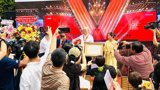 ង្វៀន អេ បន្តរឿងរ៉ាវសន្តិភាពជាមួយ '៨០ ឆ្នាំ - វៀតណាមដែលមានទំនុកចិត្ត' - រូបថតទី ៤។ Nguyễn Á kể tiếp câu chuyện hòa bình bằng '80 năm – một Việt Nam vững tin'- Ảnh 4.