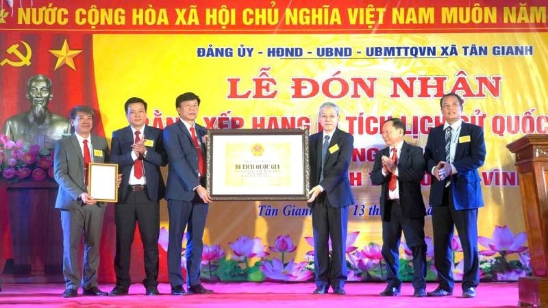 Reprezentanții Ministerului Culturii, Sportului și Turismului prezintă decizia de clasificare a Templului Song Trung și a mormintelor celor doi generali drept Monument Istoric Național în comuna Tan Gianh (Foto: HG)