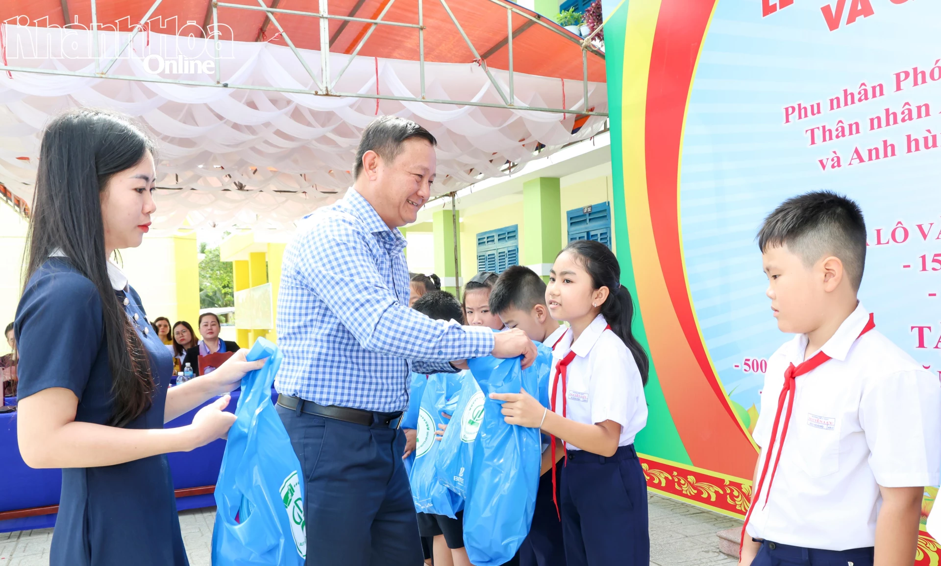 គណៈប្រតិភូបានប្រគល់អំណោយដល់សិស្សានុសិស្សនៃសាលាបឋមសិក្សាង្វៀនលូ។