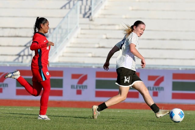 小柄なベトナム女子チームが、身長約1.90メートルの「巨漢」インドネシア外国人選手たちと対戦。戦略を練る必要がある! - 写真1。 Đội tuyển nữ Việt Nam ‘bé xíu’ đấu ‘ngoại binh khổng lồ’ gần 1,90 m của Indonesia: Phải tính kế! - Ảnh 1.